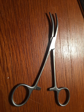 Зажим кровоостанавл  зубч латерально Изогн 14см.